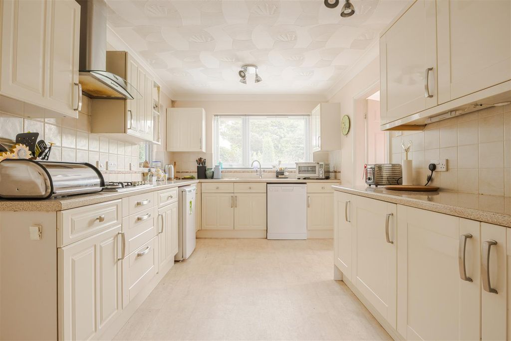 Property photo 2 of 21 Kitchen