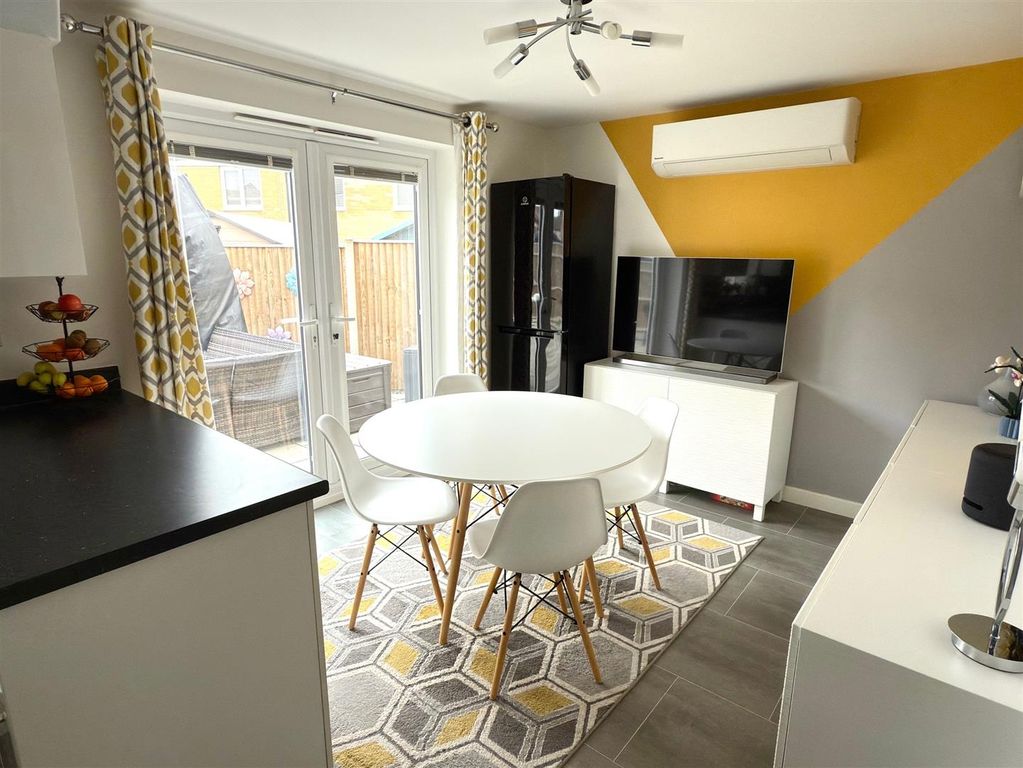 Property photo 3 of 16 Dining Room.Jpg