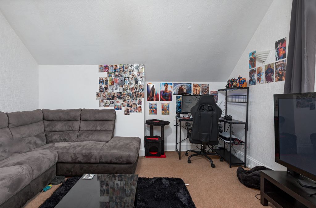 Property photo 3 of 18 Lounge