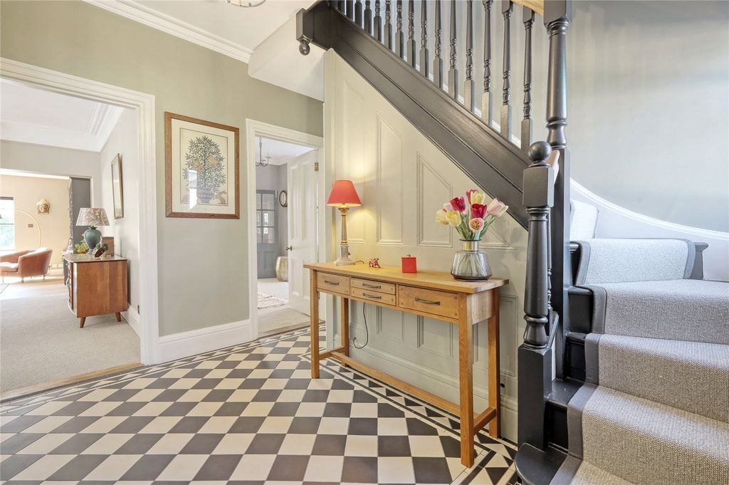 Property photo 3 of 31 Entrance Hall
