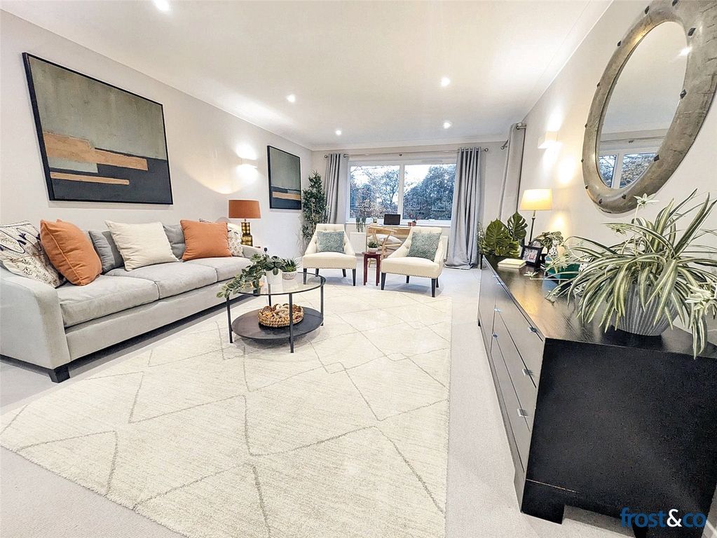 Property photo 3 of 16 Lounge