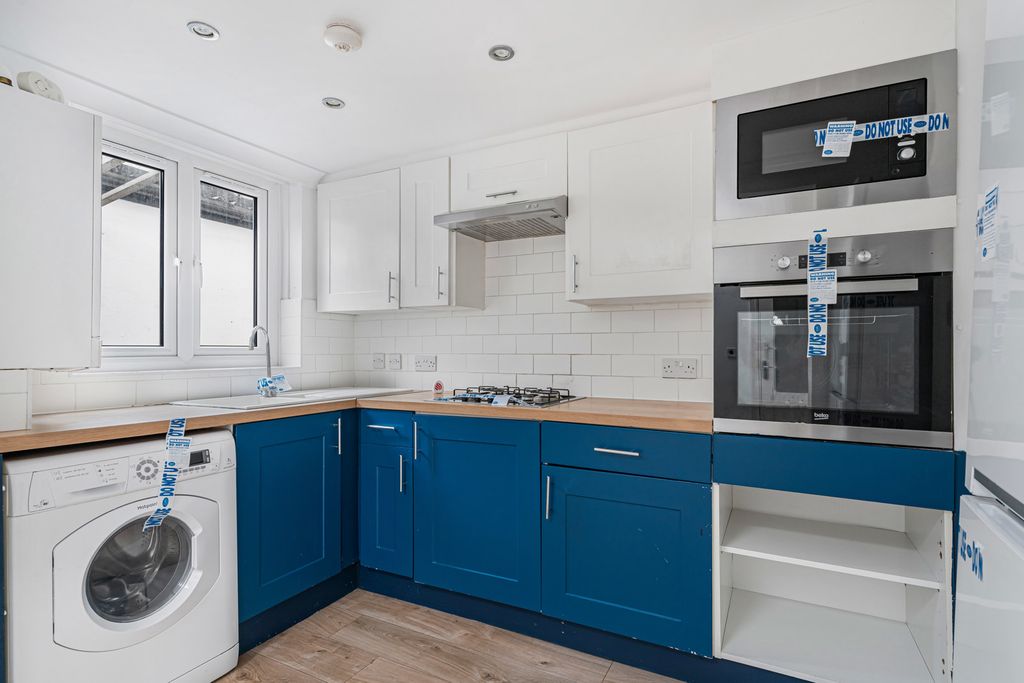 Property photo 3 of 17 Kitchen