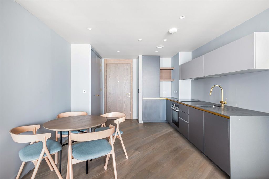 Property photo 3 of 18 Kitchen