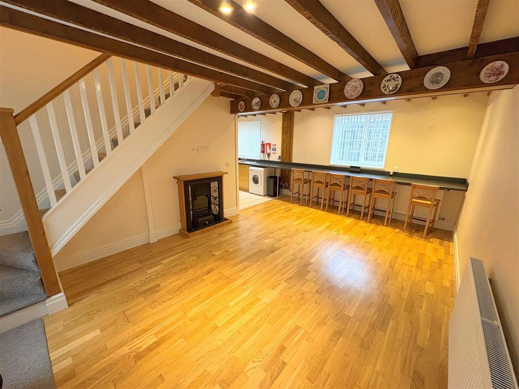 Property photo 1 of 20 Lounge A.Jpg