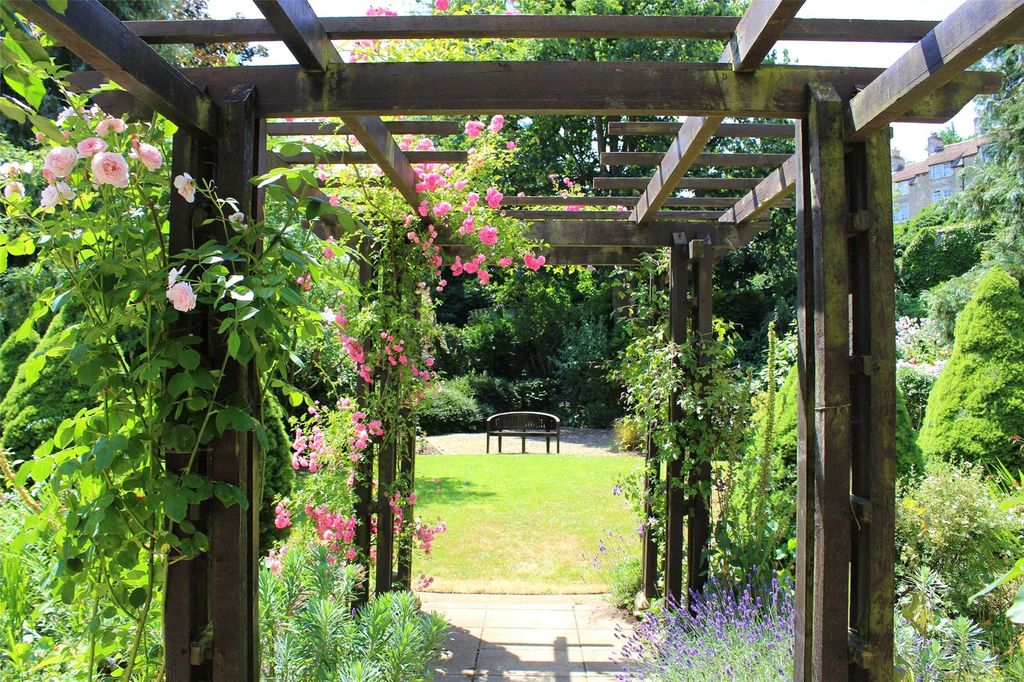 Property photo 1 of 13 Communal Gardens