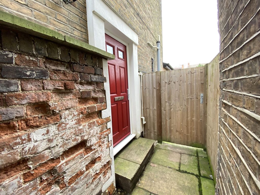 Property photo 1 of 8 1 Bed Maisonette To Rent Moulsham Street, Chelmsford CM2