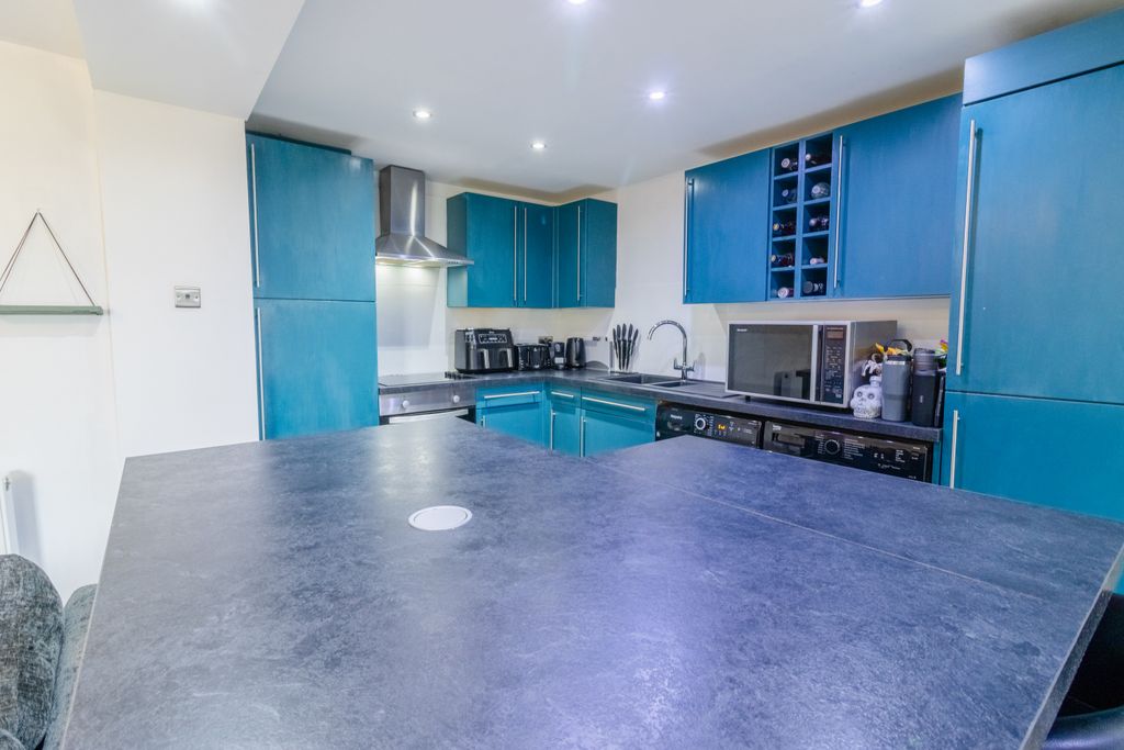 Property photo 3 of 17 Kitchen