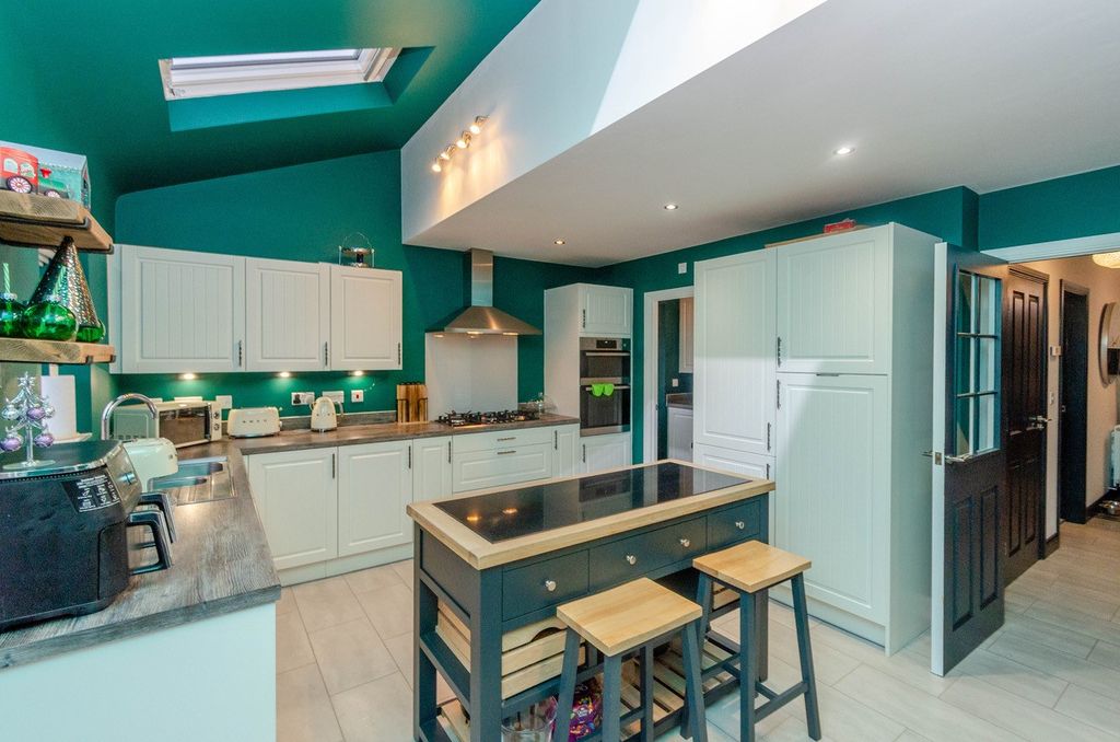 Property photo 2 of 31