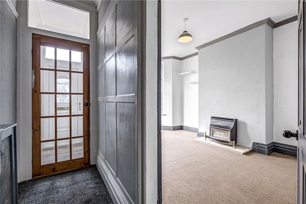 Property photo 2 of 21 Entrance Halll