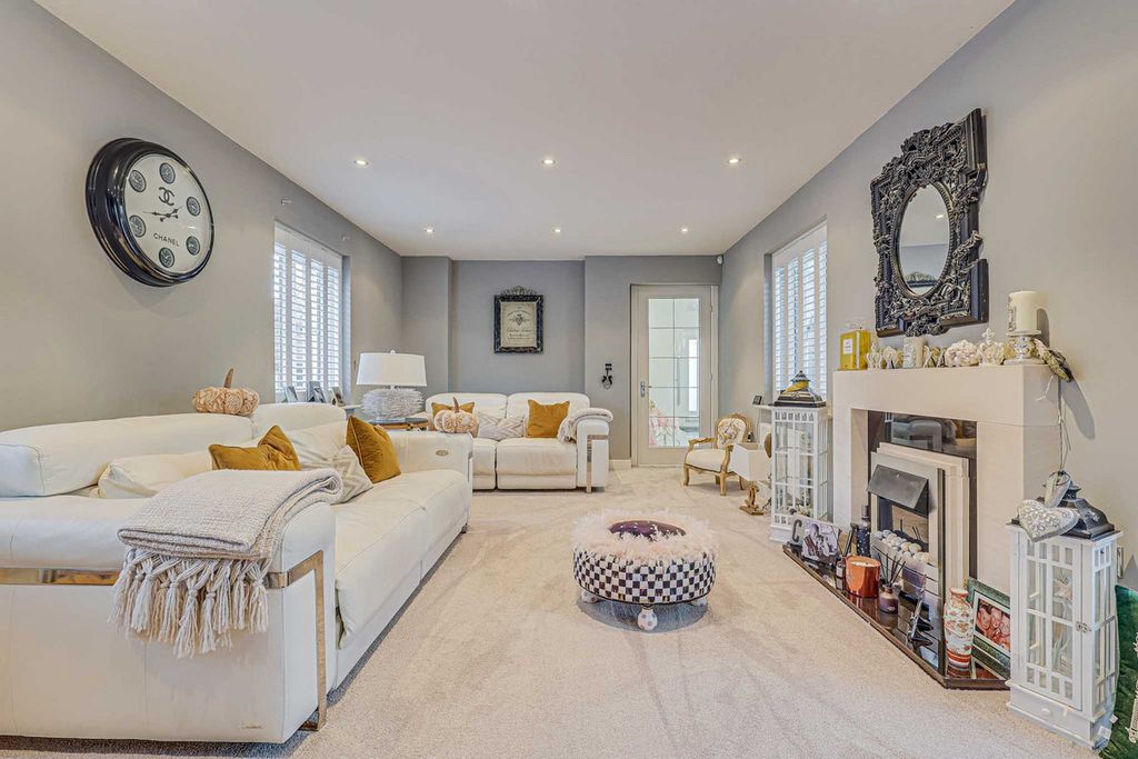 Property photo 2 of 33