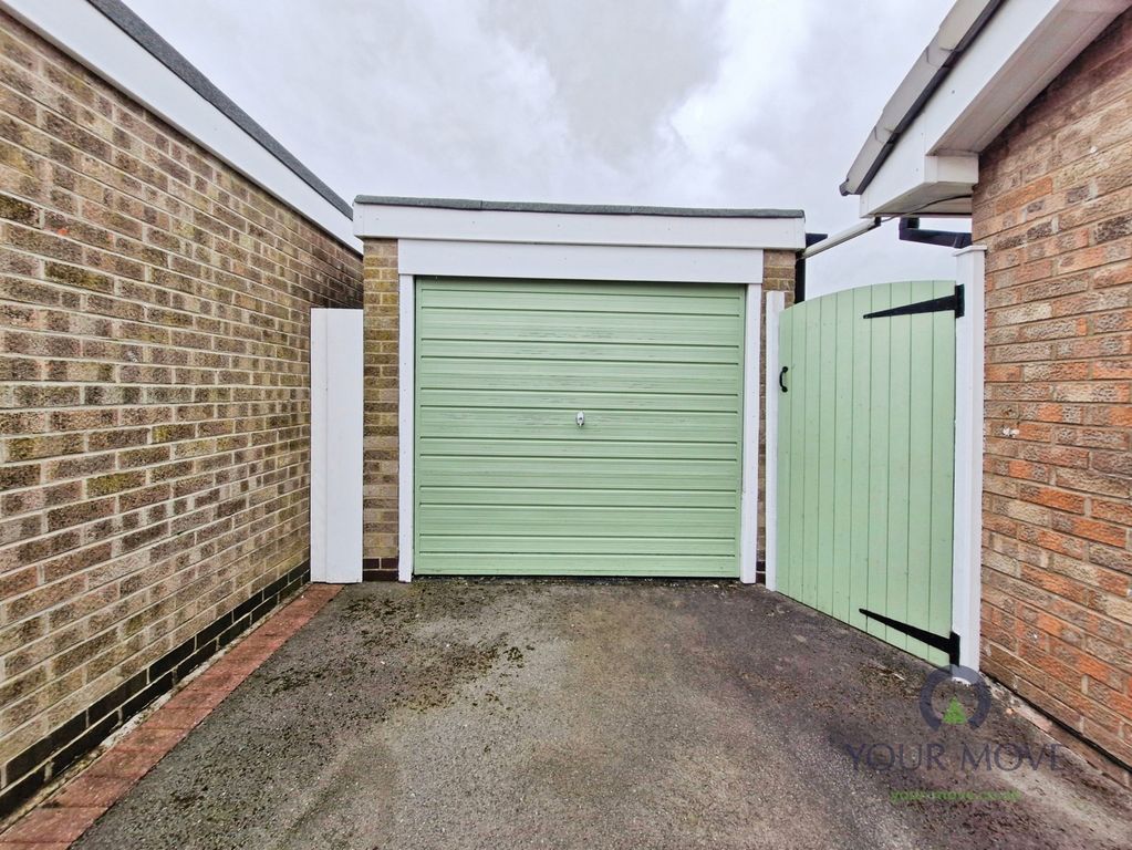 Property photo 3 of 12 Garage