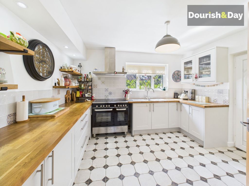 Property photo 2 of 19 Kitchen
