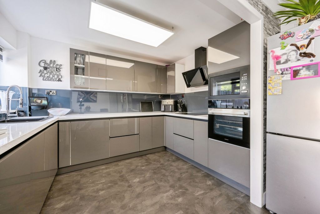 Property photo 3 of 17 Kitchen