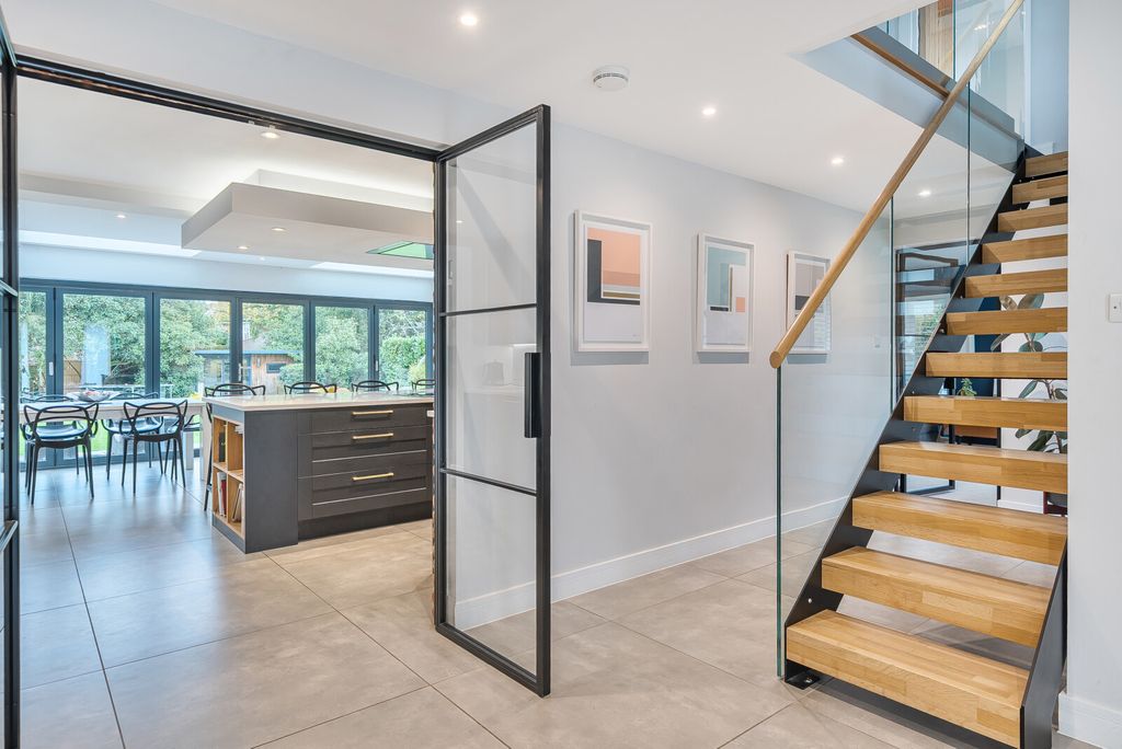 Property photo 3 of 27 1365825-11-68Ef6E...