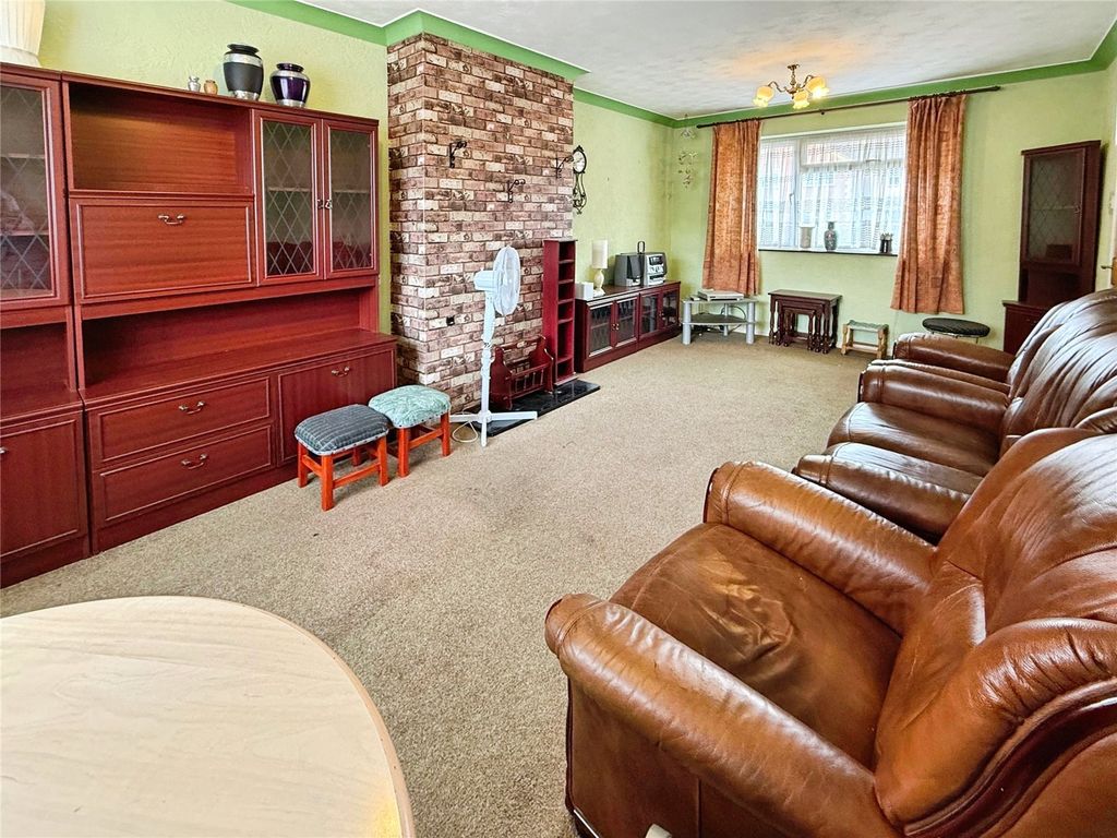 Property photo 3 of 16 Lounge