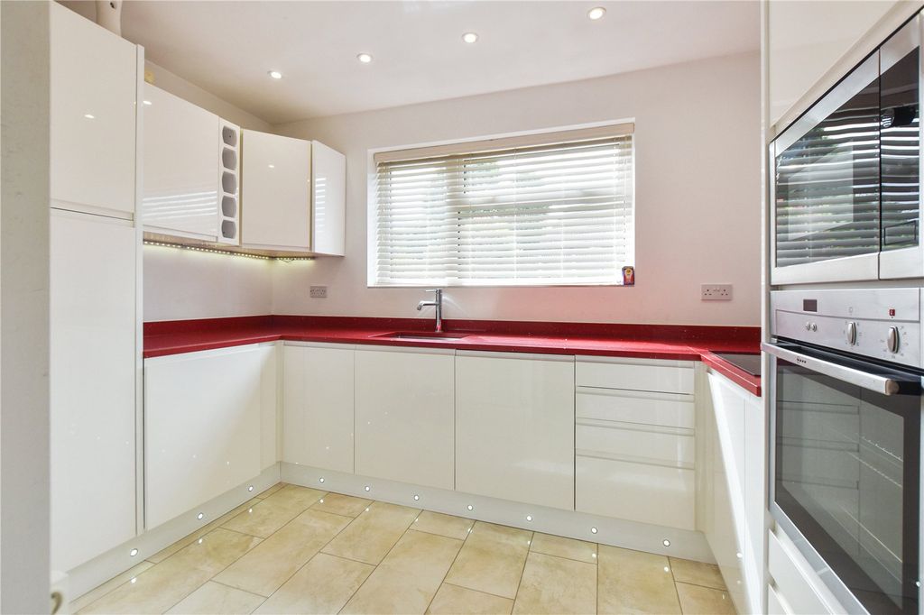 Property photo 3 of 7 Kitchen