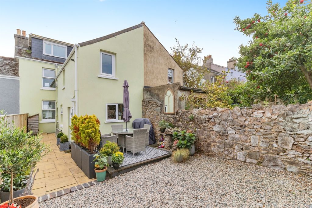 Property photo 2 of 18