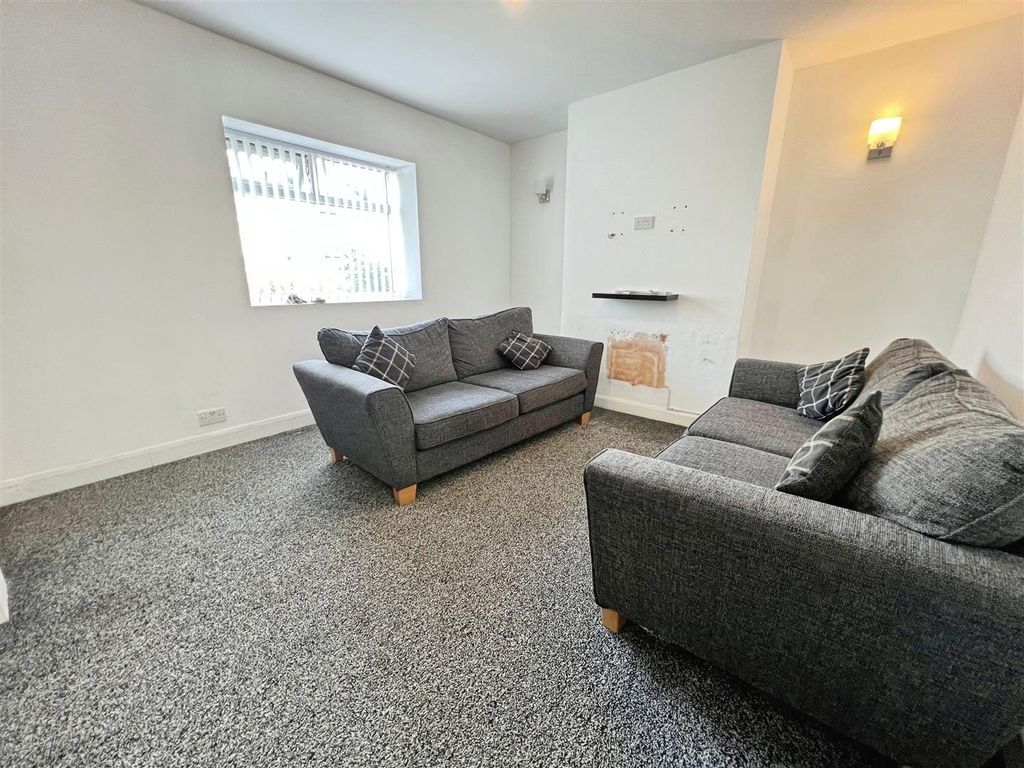 Property photo 2 of 18 Lounge