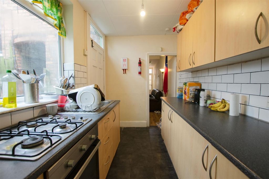 Property photo 3 of 11 Kitchen