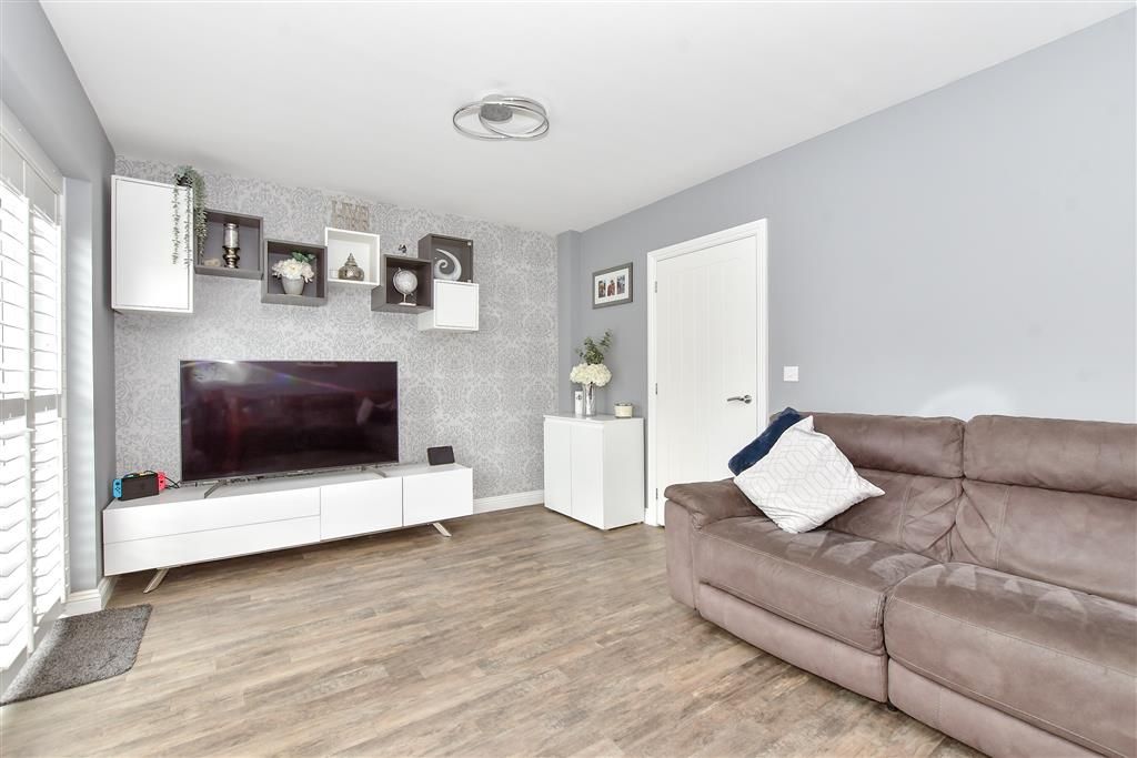 Property photo 3 of 13 Lounge