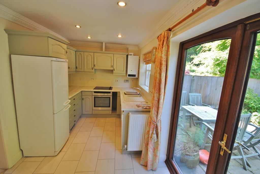 Property photo 3 of 8 Kitchen
