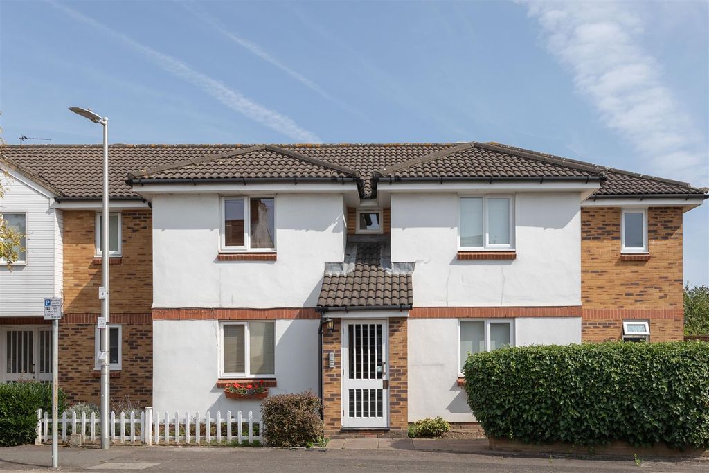 Property photo 1 of 24 Woodville Road, E18