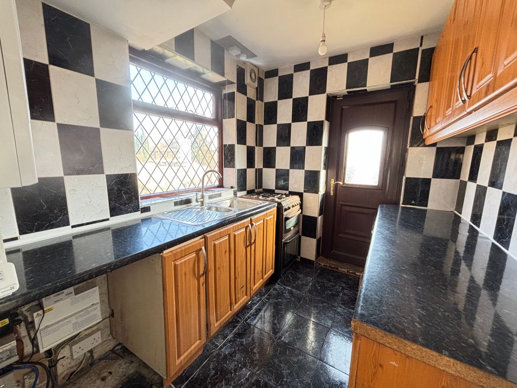 Property photo 2 of 11 Fitted Kitchen 