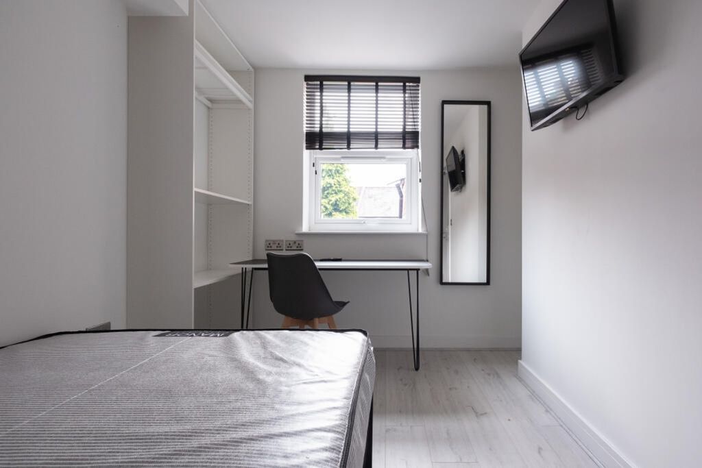 Property photo 3 of 9 This Inviting Double Bedroom Features A Spacious l...