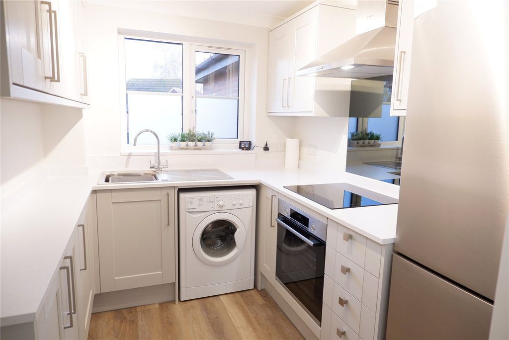 Property photo 3 of 7 Kitchen