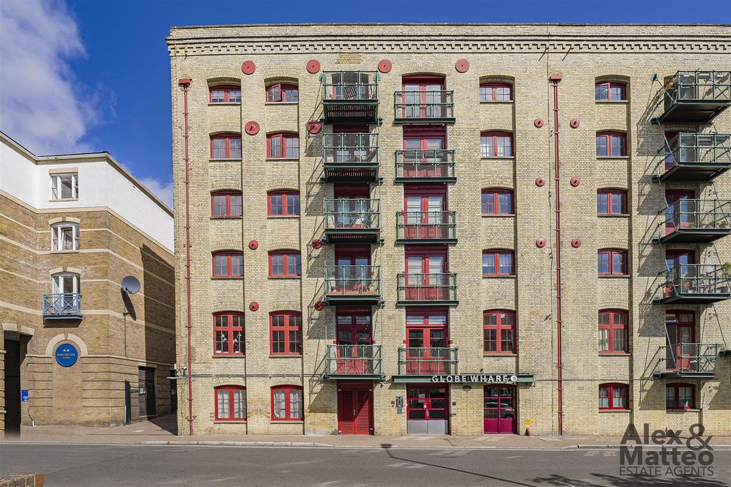 Property photo 2 of 18 Globe Wharf