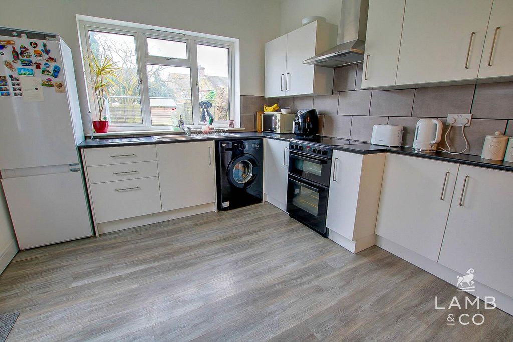 Property photo 2 of 7 Kitchen