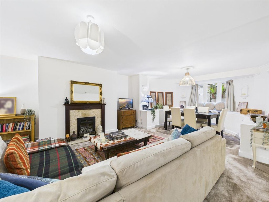 Property photo 1 of 21 Cam01358G0-Pr0208-Still021.Jpg