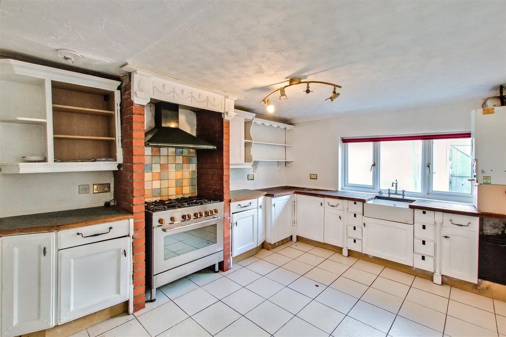 Property photo 3 of 25 Kitchen