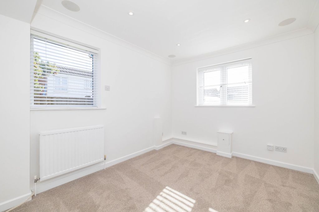 Property photo 3 of 16 Picture 3