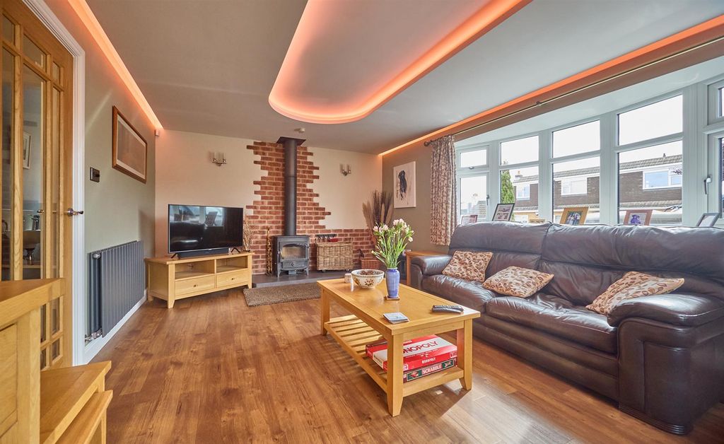 Property photo 3 of 33 Lovelace Crescent_3.Jpg