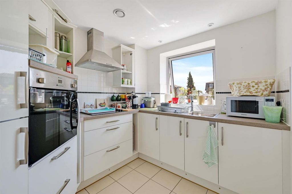 Property photo 2 of 27 15-F38B86031 - Wb - Mcs - 16 Kings Place - 071-Med