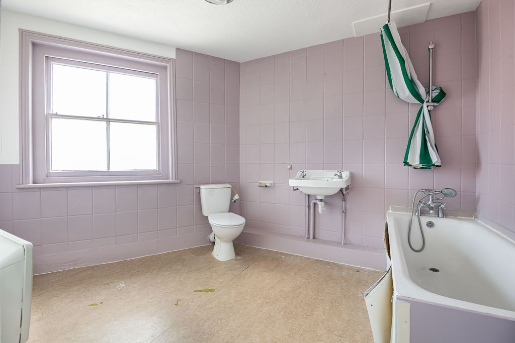 Property photo 3 of 11 Bathroom