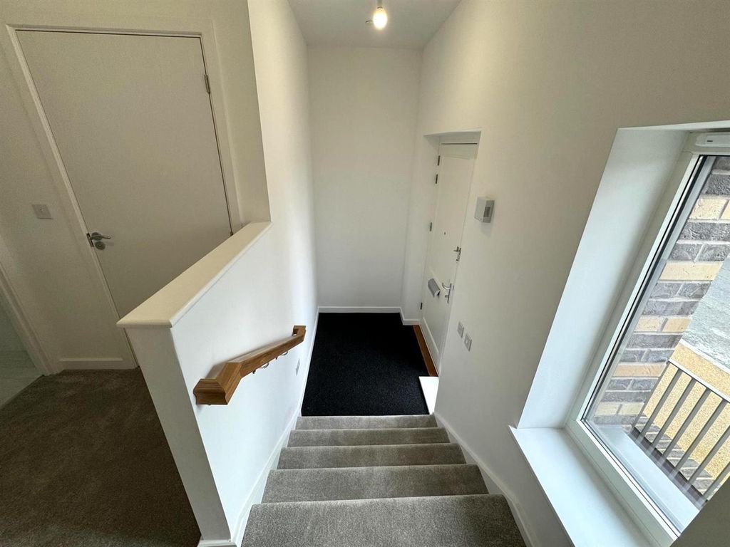Property photo 2 of 24 Hallway Pic 2.Jpg