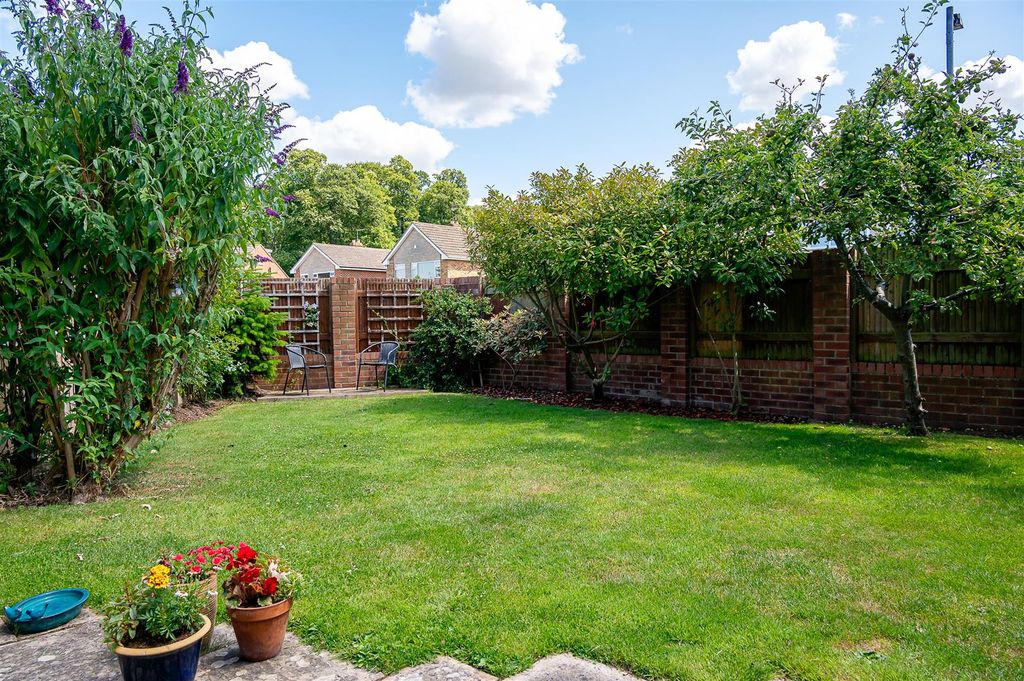 Property photo 3 of 21 Side Garden