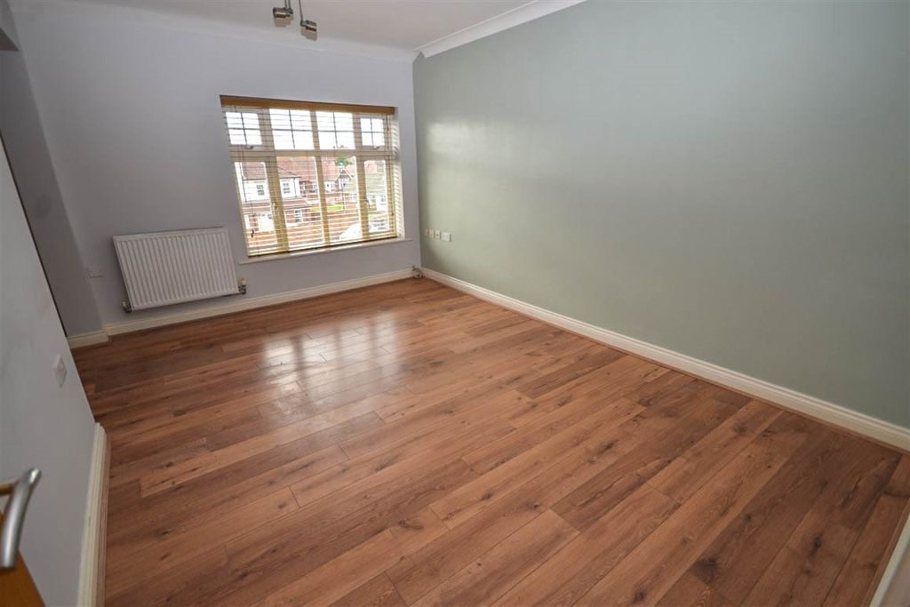 Property photo 3 of 12 Lounge