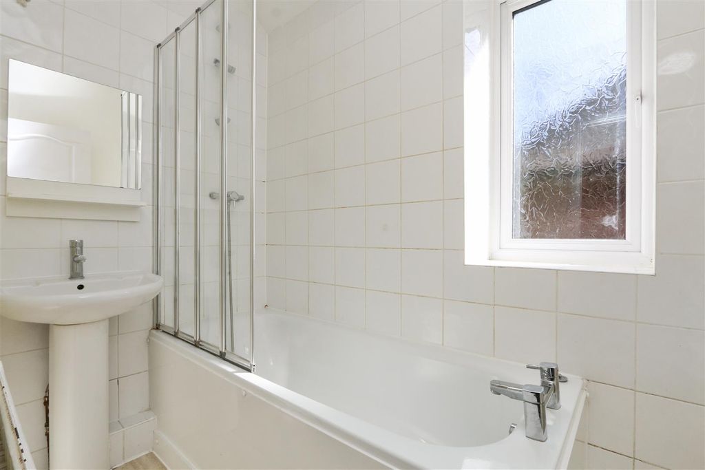 Property photo 3 of 11 Rt_Wt_Bxh_T_Job180_Broadmead_24_07042026132044_1.J