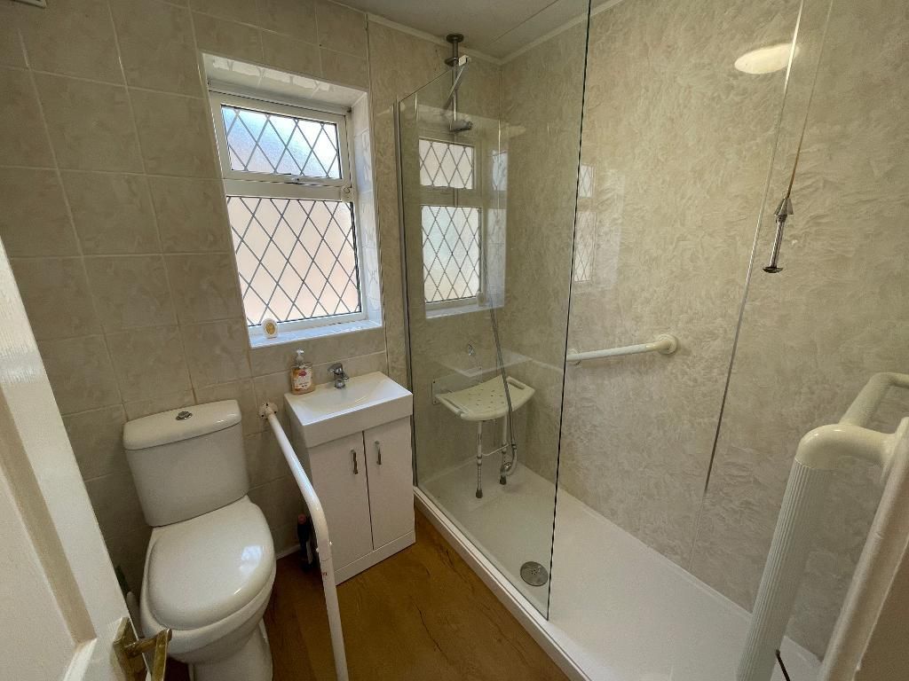 Property photo 2 of 10 Bathroom