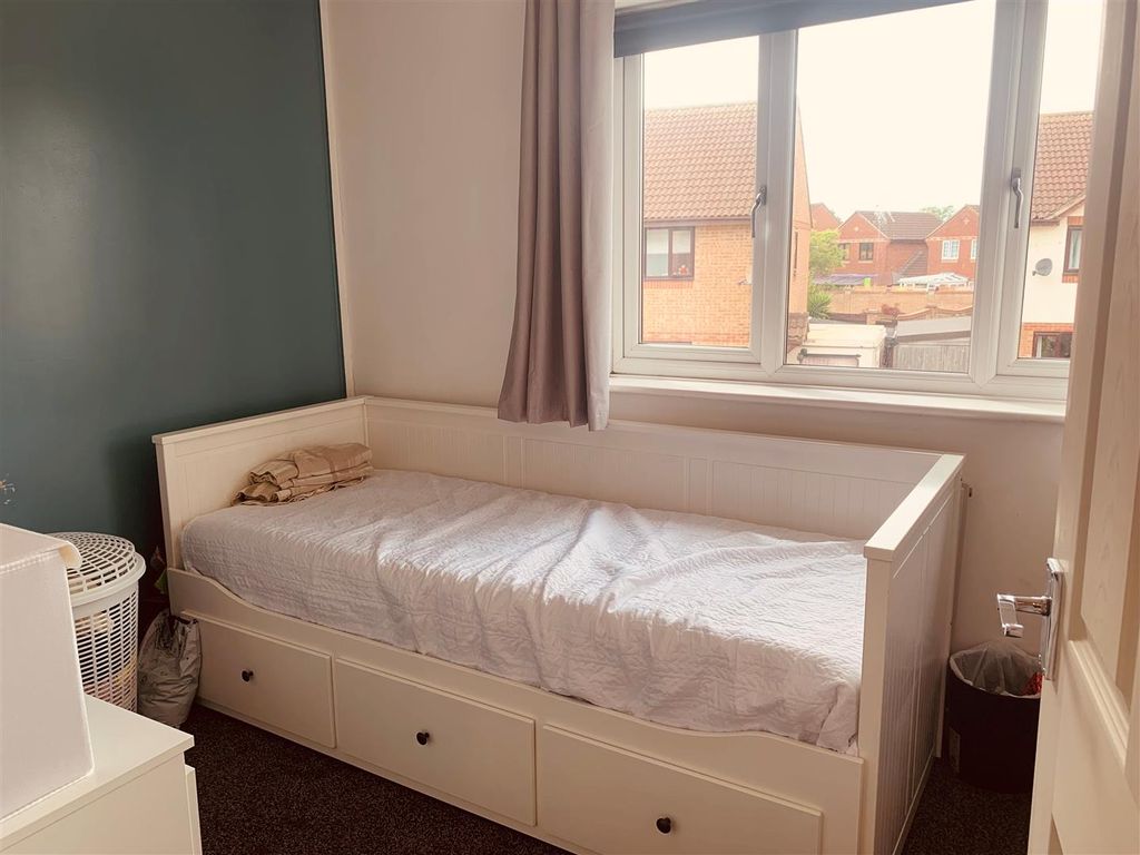Property photo 3 of 9 Bed 2.Jpg