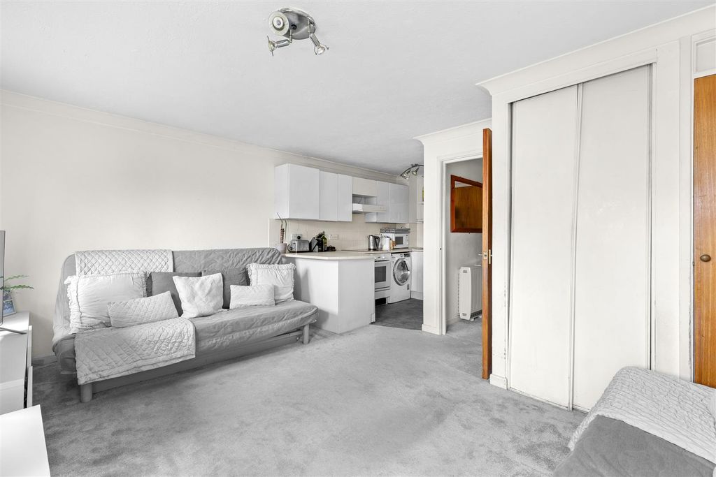 Property photo 3 of 12 15 Kingfisher Court, Queen Alexandra Road, Hp11 2H