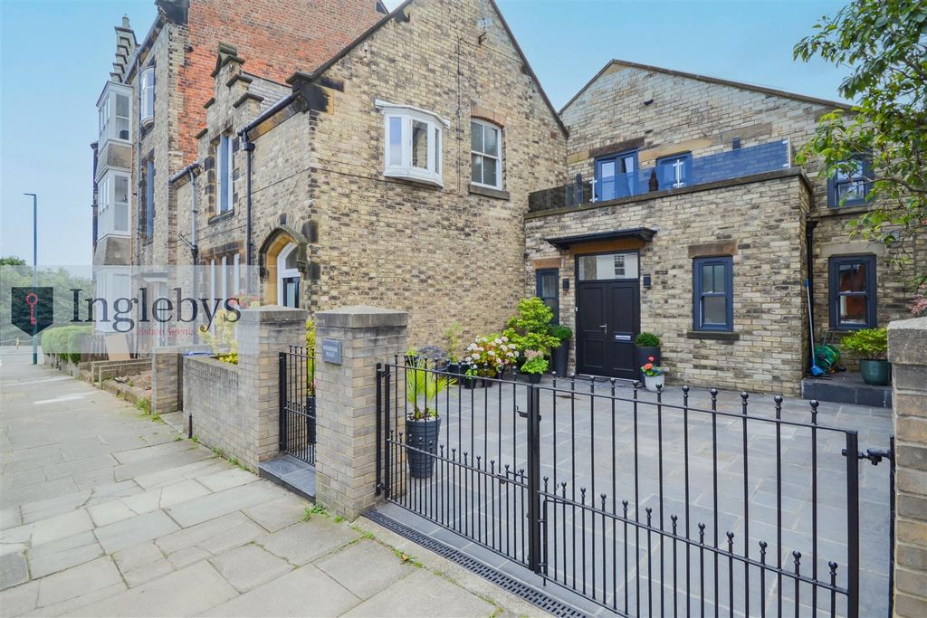 Property photo 1 of 32