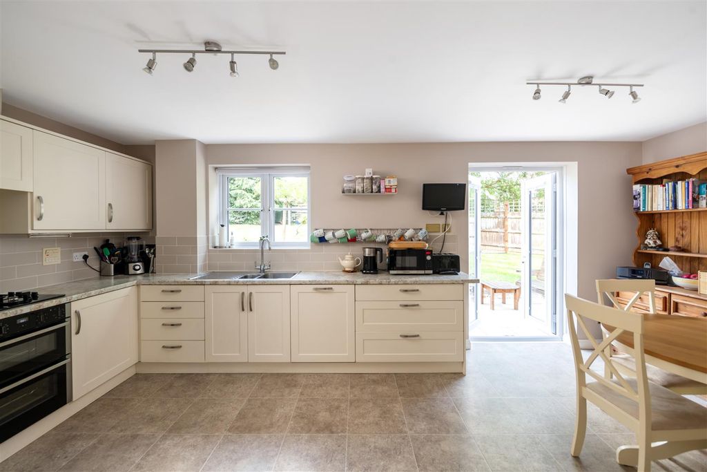 Property photo 2 of 33