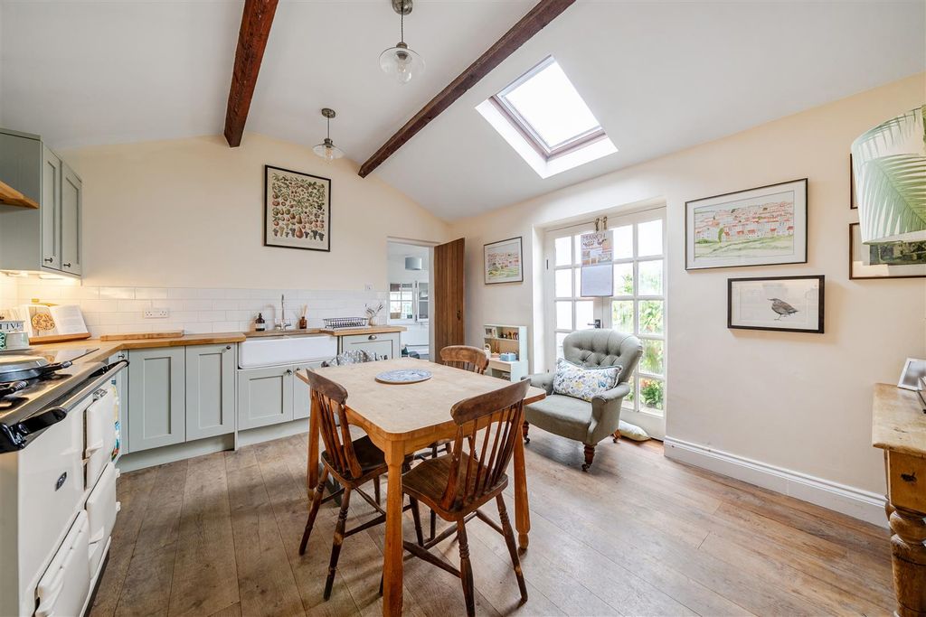 Property photo 3 of 19 Kitchen