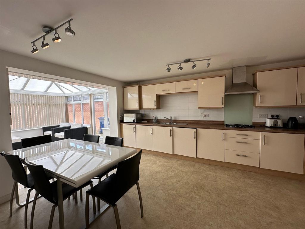 Property photo 2 of 36 Kitchen/Breakfast Room