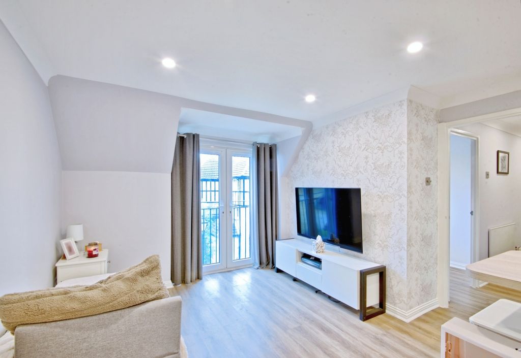 Property photo 2 of 17 Lounge