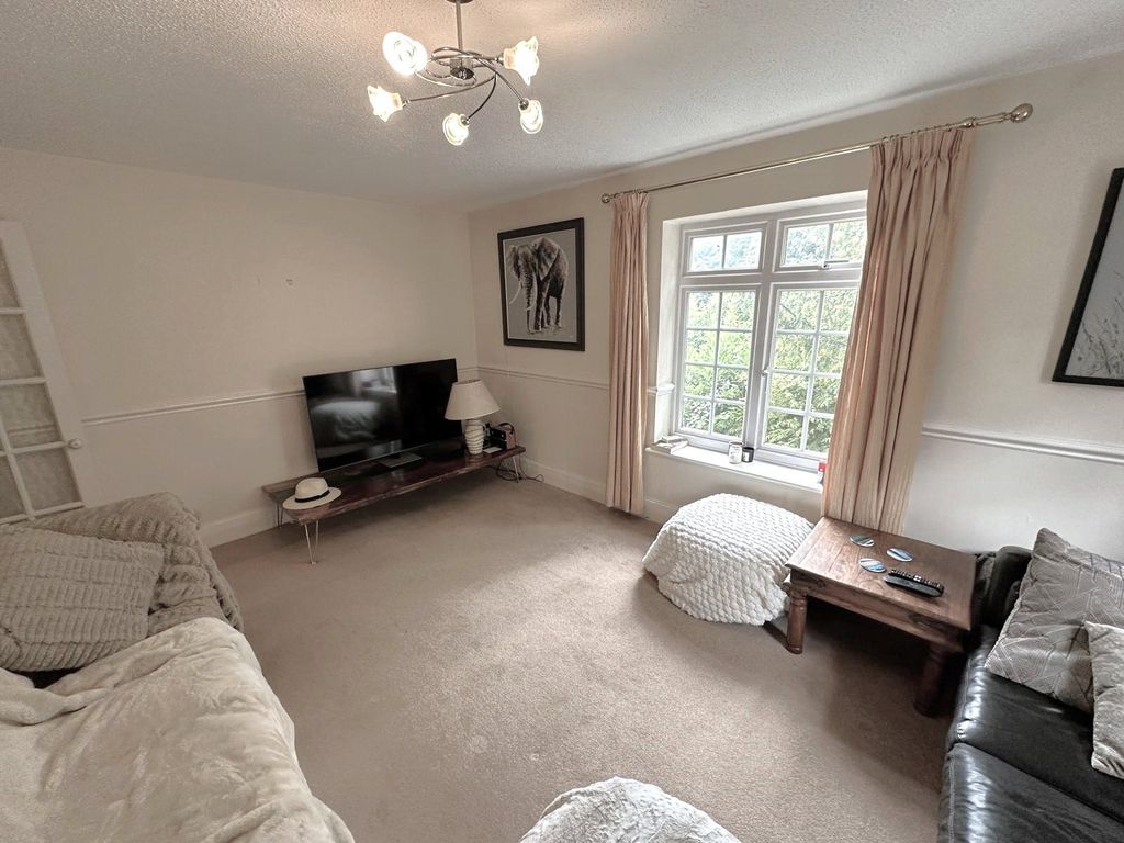 Property photo 3 of 7 Lounge (2)